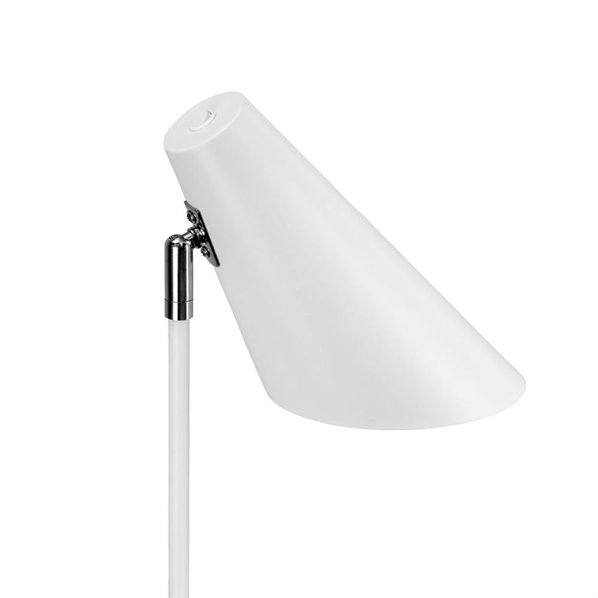 En hvid skrivebordslampe vipper sin kegleformede skærm nedad, monteret på en slank hvid stang med et kromled, foran en neutral hvid baggrund.