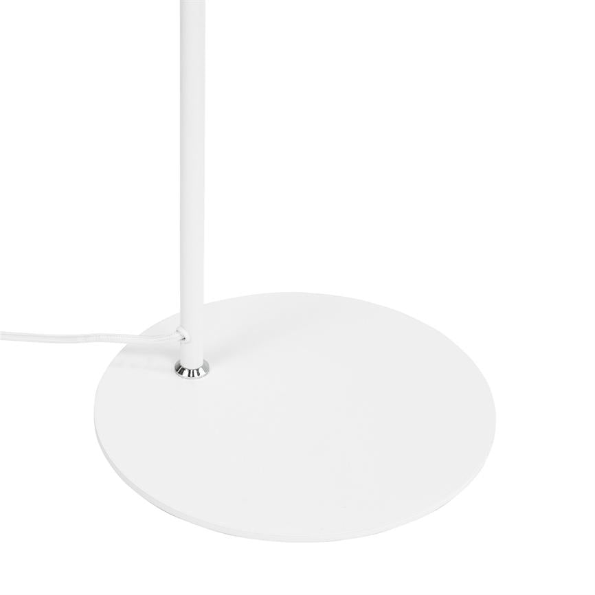 En hvid lampefod holder en slank lodret stang; en hvid tekstilledning løber ud ved basens kant med en lille kromring, på en enkel hvid baggrund.