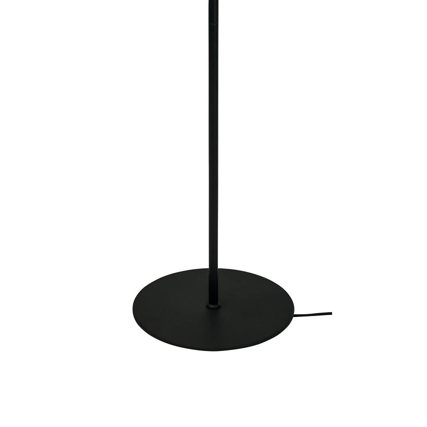 Sort lampestativ står lodret på en flad, rund fod; en tynd strømkabel stikker ud fra kanten. Enkel, moderne design på hvid studiebaggrund.