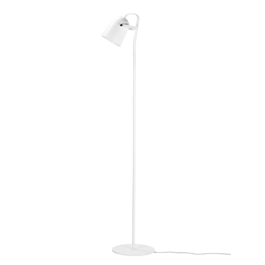 Gulvlampe står opret med en nedadvendt hvid skærm; slank stang og rund fod, synlig hvid ledning ligger langs en ensartet hvid baggrund.