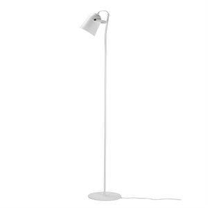 Hvid gulvlampe står opret; lampeskærmen er let vinklet nedad. Slank metalstang på rund fod med synlig ledning, placeret på ensartet hvid baggrund.