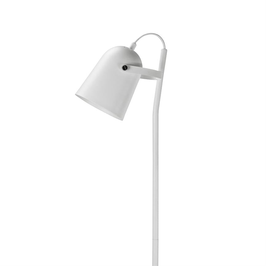 En hvid standerlampe vipper sin justerbare skærm nedad; en slank, let buet stang og synligt kabel præger den moderne form mod en neutral hvid baggrund.