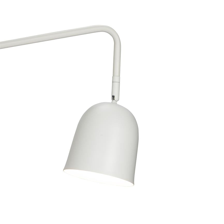 Hvid metalskærm hænger skråt fra en buet arm og lyser nedad mod en hvid baggrund.