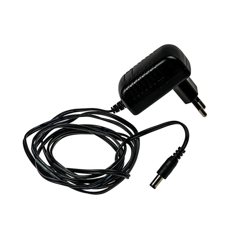 En sort netadapter med eurostik har et langt sammenrullet kabel, der ender i et rundt DC-barrelstik, placeret på en ren hvid baggrund.