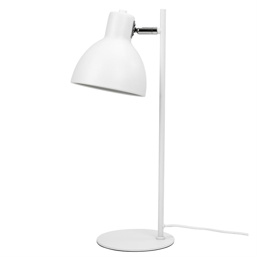 En hvid bordlampe med rund fod og lodret stander, hvor en justerbar halvkugleformet skærm peger skråt nedad; placeret mod en neutral hvid baggrund.