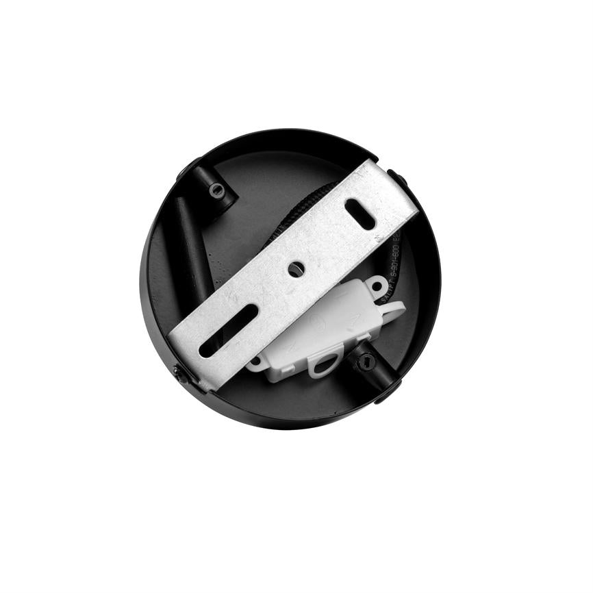 Rund sort metalboks indeholder et skråtmonteret metalbeslag og en hvid plast-ledningsklemme; fotograferet liggende mod en ren, hvid baggrund.