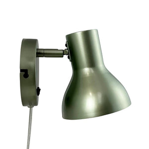 Væglampe i mat olivengrønt metal, skærm indstillet nedad, monteret på rund vægbeslag med kort leddelt arm og synlig klar ledning, enkel moderne stil.