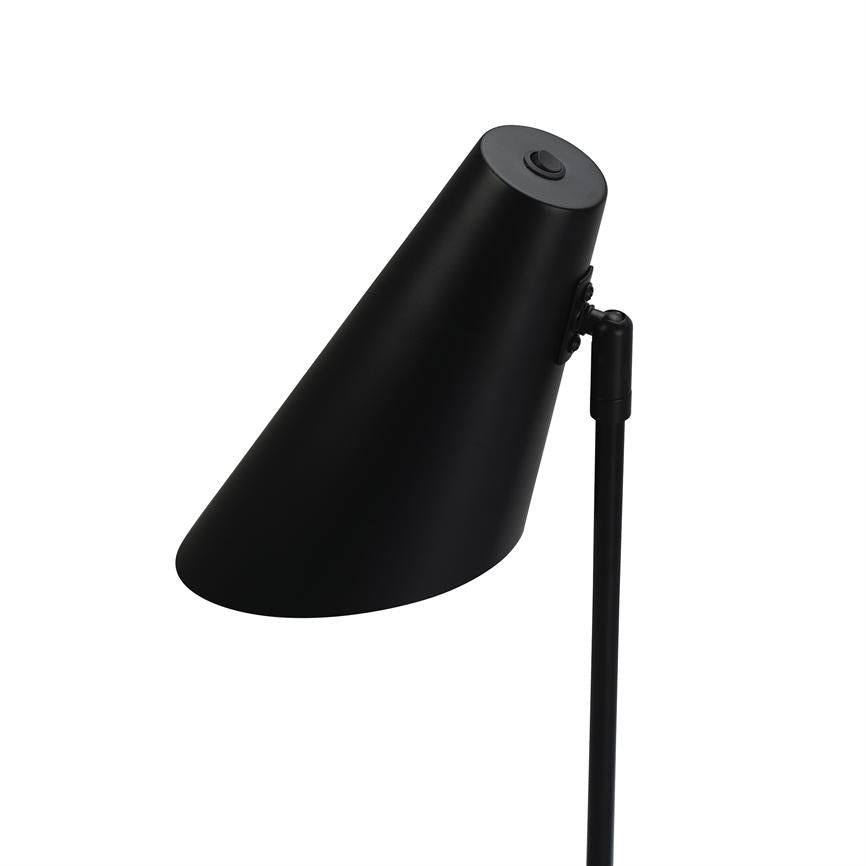 Sort skrivebordslampe med skråt, aflang skærm, peger nedad, monteret på en slank stang; isoleret mod en ensartet hvid baggrund.