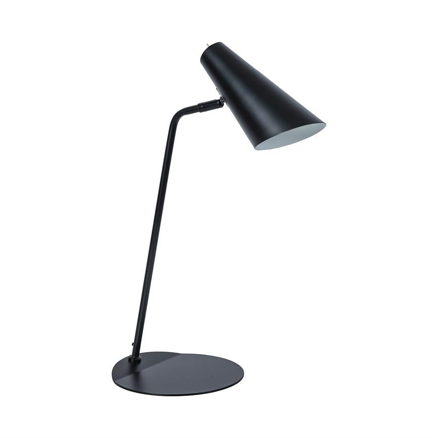 Sort skrivebordslampe vender skråt nedad; konisk skærm monteret på vinklet arm og rund fod, minimalistisk design på hvid baggrund.