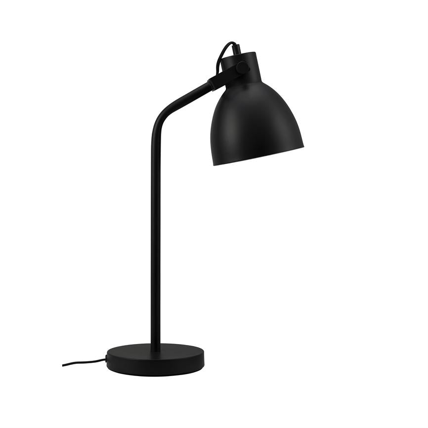 Skrivebordslampe med buet stang: lamphoved peger nedad over rund fod; mat sort metalfinish, tynd ledning ud fra basen, placeret på ensartet hvid baggrund.