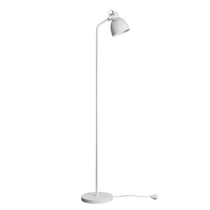 Gulvlampe står oprejst med nedadrettet skærm; slankt skaft, rund fod og synligt kabel med kontakt på ens hvid baggrund.