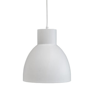 En hvid pendellampe hænger i en tynd ledning; rund kuppel med cylindrisk top, enkel mat finish foran en neutral, helt hvid baggrund.