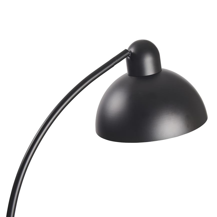 Sort lampe: en buet metalstang fører til en halvkugleformet skærm, som peger nedad. Enkel, mat finish; placeret mod en ensartet hvid baggrund.