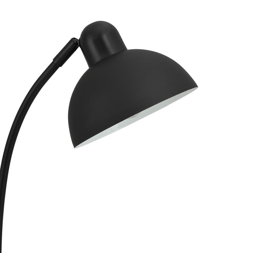 En sort bordlampe med halvkugleformet skærm, vinklet nedad; armen er buet og fæstnet øverst; enkel, ren hvid baggrund uden andre genstande.