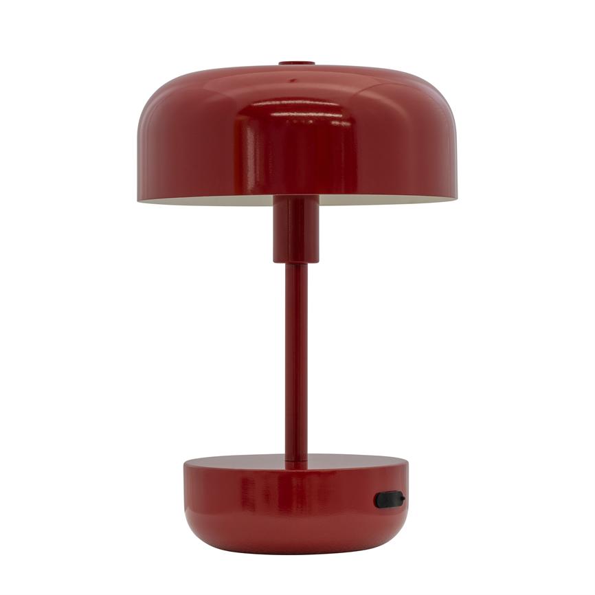 Rød bordlampe står centralt med rund skærm over en slank stolpe og rund fod med sort tænd/sluk-knap; minimalistisk design på en neutral hvid baggrund.