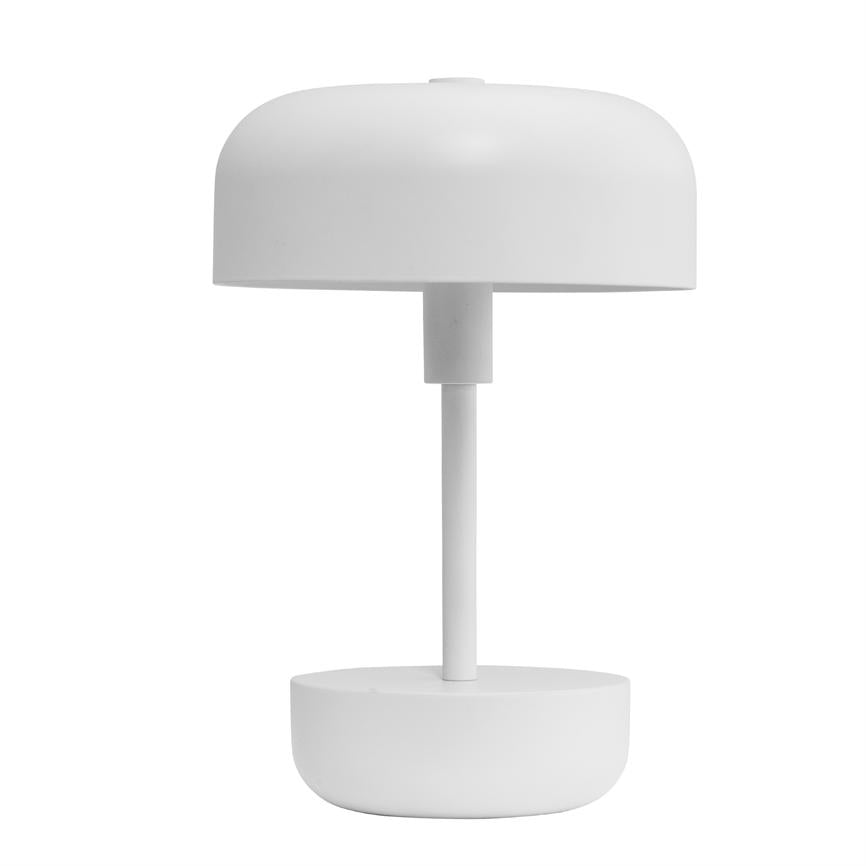 Hvid bordlampe står på en rund base; en lodret stang forbinder basen med en halvkugleformet skærm. Enkel, minimalistisk design mod ensartet hvid baggrund.