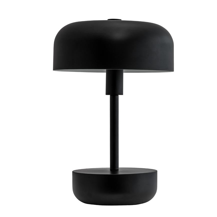 Sort bordlampe med rund, kuppelformet skærm; står slankt på en tynd central stang over en rund base på ensartet hvid baggrund, minimalistisk moderne design.