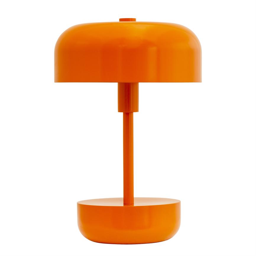 En orange bordlampe står; dens runde kuppel hviler på en smal stang over en kompakt rund fod; minimalistisk design, placeret mod en ensartet hvid baggrund.