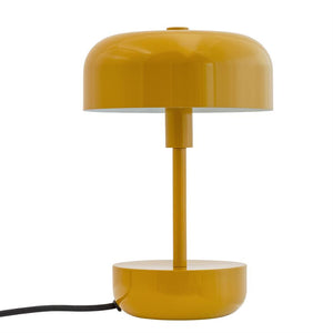 Gul bordlampe med rund kuppelskærm, tynd midterstang og rund fod; står mod hvid baggrund med en sort strømledning, der løber ud fra venstre side.