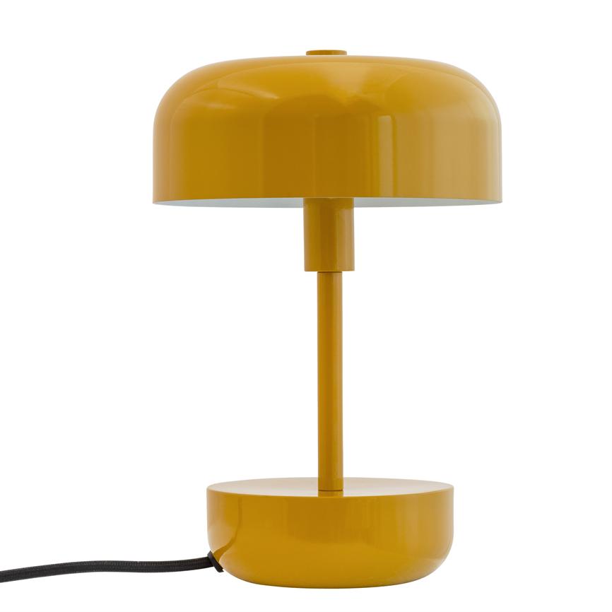 Gul bordlampe med rund kuppelskærm, tynd midterstang og rund fod; står mod hvid baggrund med en sort strømledning, der løber ud fra venstre side.