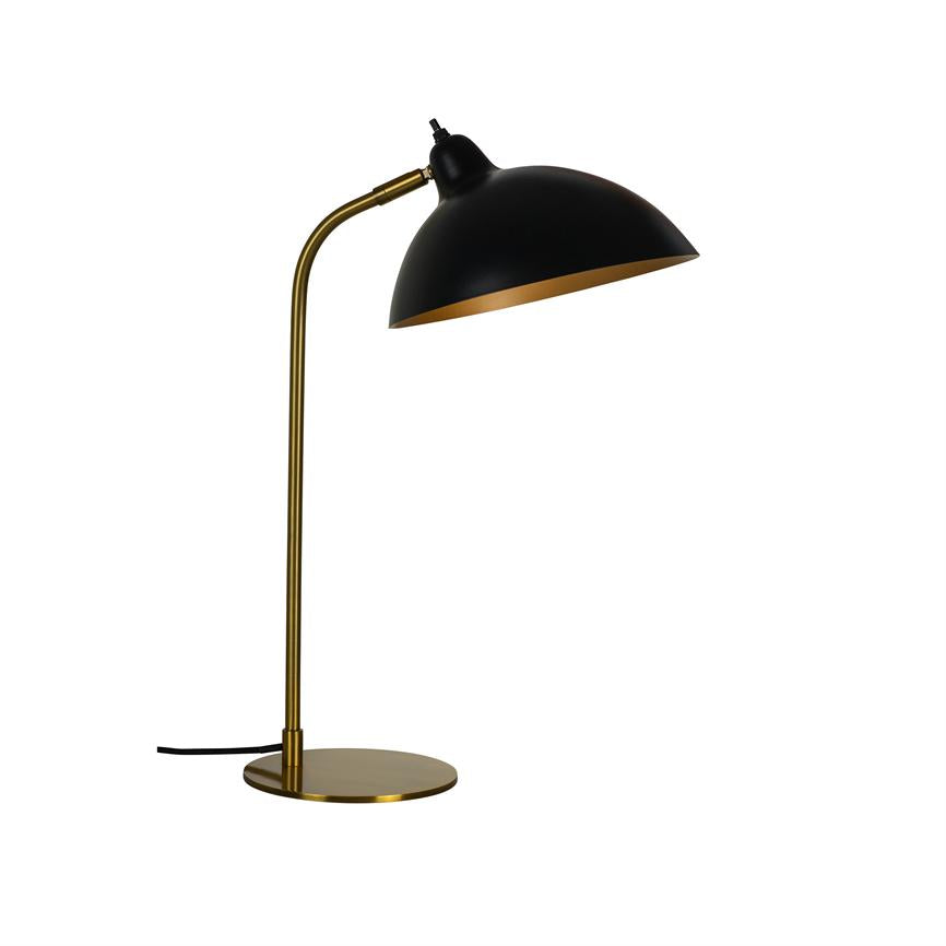 Sort bordlampe med rund, sort skærm og gyldent indre; står på slank, gylden fod og base, skærmen er vinklet nedad over en tom, hvid baggrund.