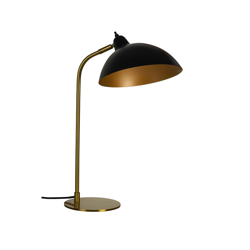 Sort og guldfarvet bordlampe med buet arm og rund fod; skærmen er rettet nedad; står isoleret mod en hvid baggrund.