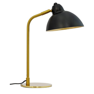 En bordlampe med sort, halvkugleformet skærm og messingfarvet skaft; skærmen hælder nedad over en rund bund, isoleret på hvid baggrund.