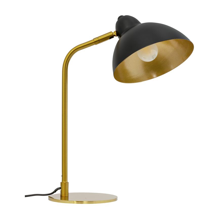 En bordlampe: mat sort kuppel vendt nedad med synlig pære og gylden inderside; slankt guldfarvet skaft og rund base; står alene på hvid baggrund, ledning løber ud fra basen.