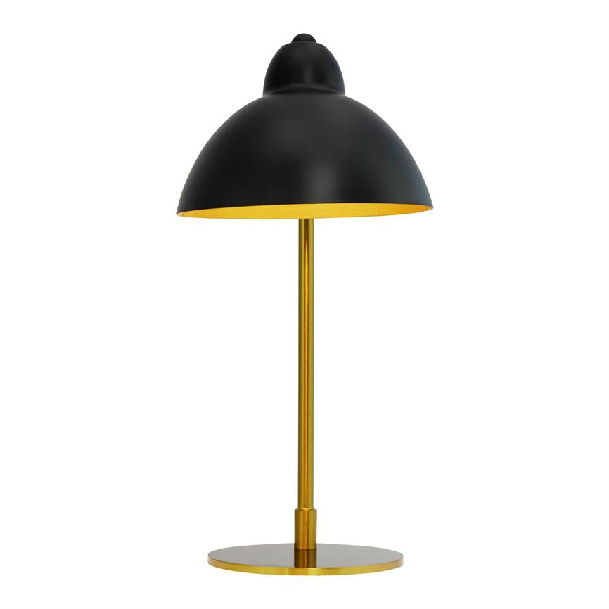 Sort bordlampe med halvkugleformet skærm står på en slank gylden stang og rund base; skærmen vendt nedad, gylden inderside, hvid baggrund.