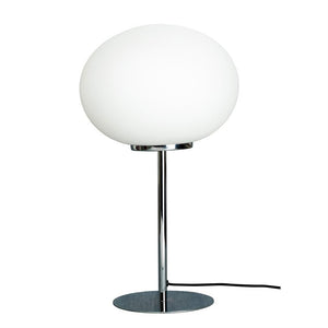 Bordlampe med stor hvid oval glas-skærm; hviler på en slank kromstang og rund kromfod, sort ledning ligger ved foden, mod en neutral hvid baggrund.
