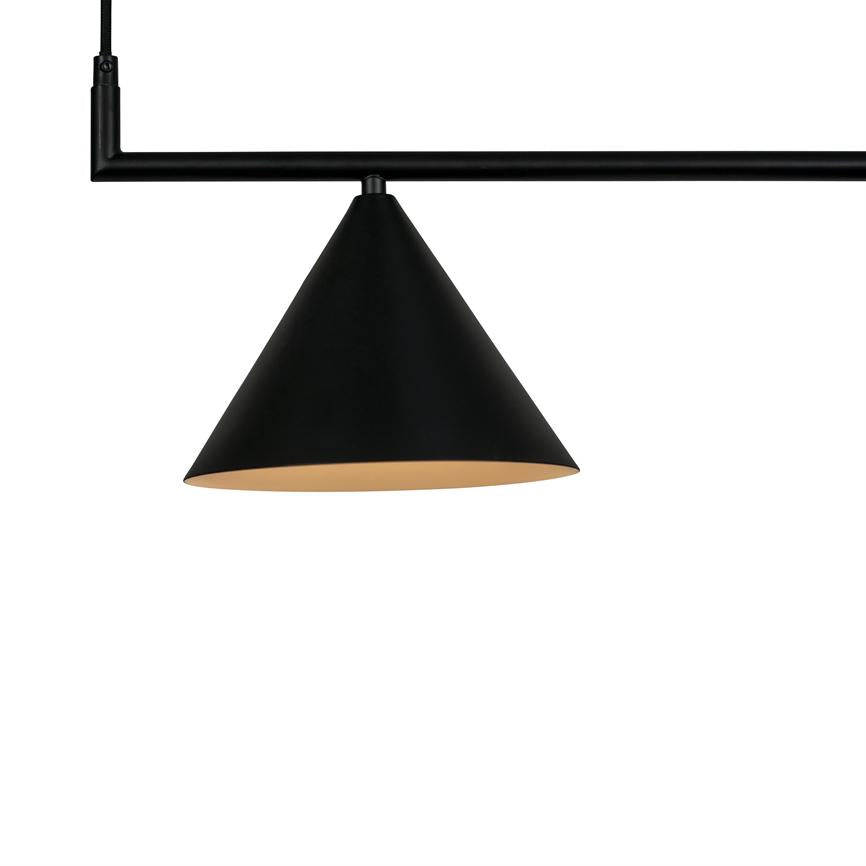 Sort konisk pendellampe hænger fra en horisontal sort metalstang; lampens inderside er varm beige. Minimal, moderne ophæng mod hvid, neutral baggrund.