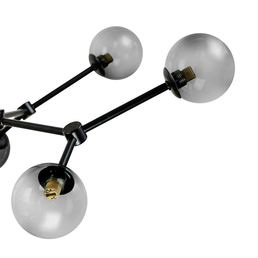 Loftlampe med tre røgfarvede glaskupler, der monteres på sorte metalarme, strækker sig diagonalt over en ensartet hvid baggrund.