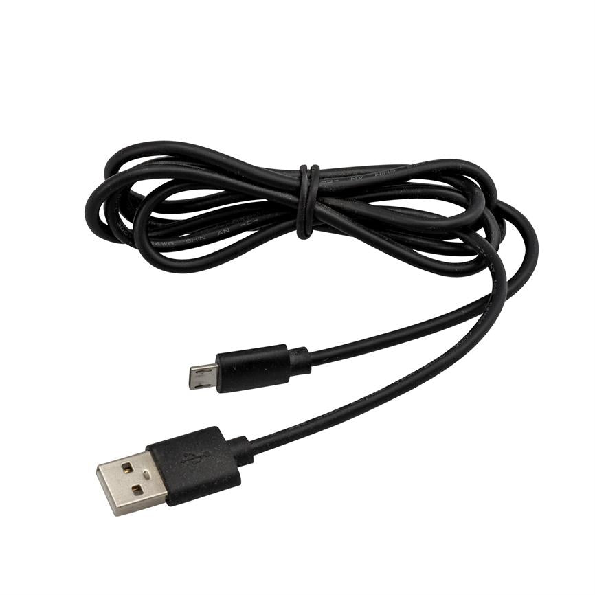 Et sort USB-kabel (USB-A til micro‑USB) ligger sammenrullet og bundet med en klemme, ender med synlige stik; placeret på en neutral hvid baggrund.