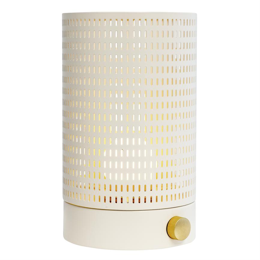 Cylinderformet bordlampe udsender varmt, gult lys gennem en hvid, perforeret metalkappe; rund hvid bund med lille guldfarvet drejeknap, vist på hvid baggrund.