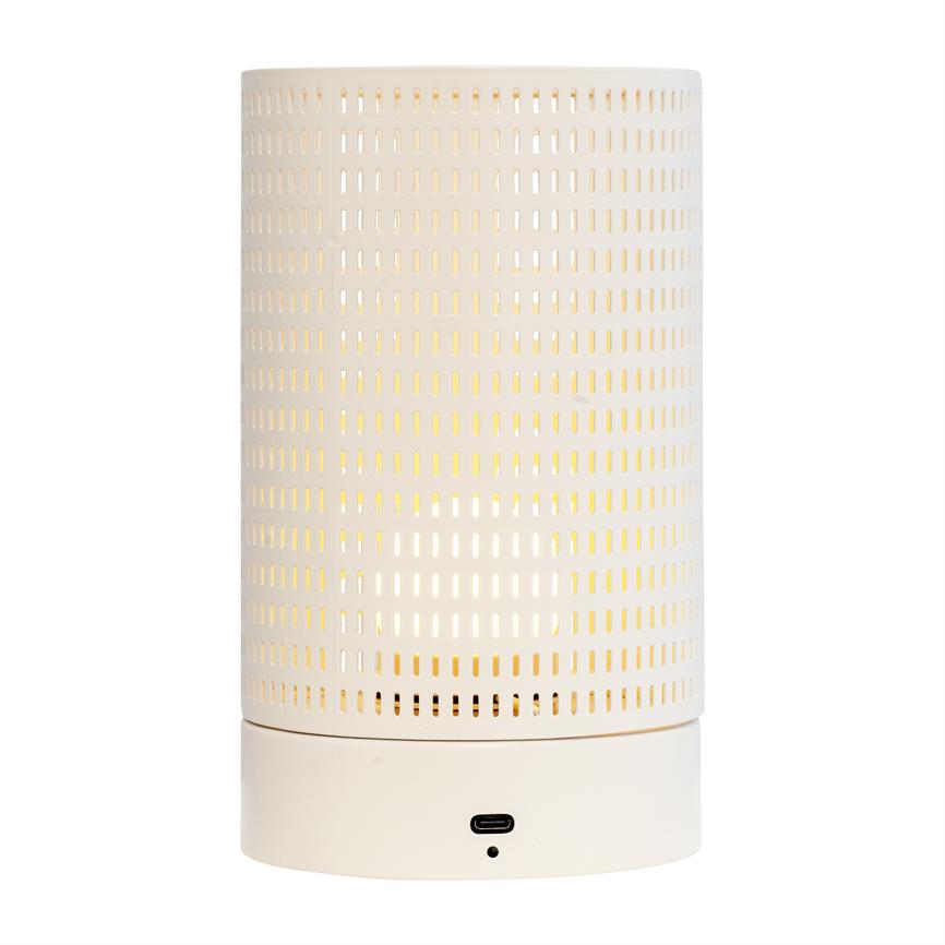 Cylindrisk lampe udstråler varmt lys gennem perforeret skærm, placeret på en kort fod med USB-C-port og lille LED, mod en hvid baggrund.