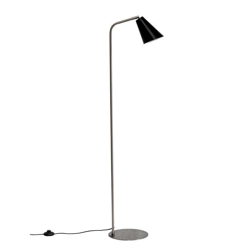 Gulvlampe står med slank metalstang, buet arm og sort konisk skærm, som peger nedad; rundt metalfod og synlig ledning med fodkontakt på hvid baggrund.