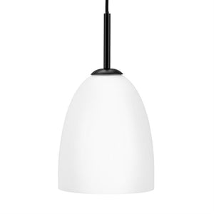 Pendellampe med hvid, klokkeformet opalglasskærm hænger i sort ledning og metalophæng, mod en ren hvid baggrund.