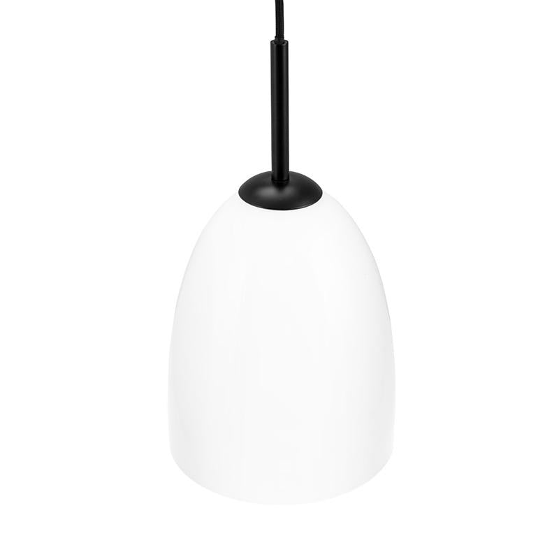 En hvid pendel-lampe hænger ned fra en sort ledning; lampeskærmen er rund, mat og klokkeformet, enkel og moderne i design mod en neutral hvid baggrund.