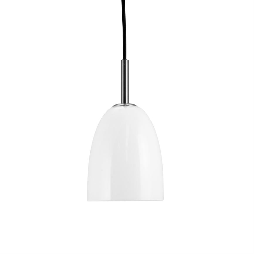 En hvid pendel lampe hænger i en sort ledning fra en sølvfarvet fatning; klokkeformet skærm mod en ensartet hvid baggrund, enkel og minimalistisk.