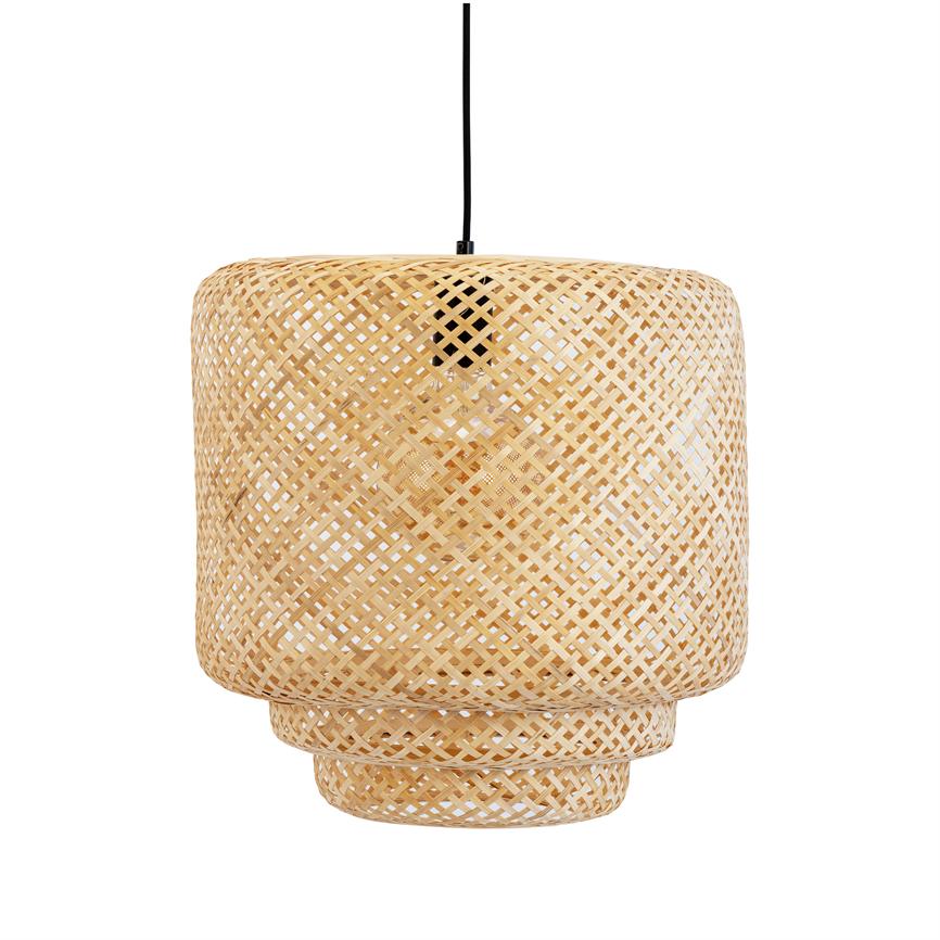 Rund fletpendel hænger i en sort ledning; åbent krydsmønstret bambus omslutter pæren og ses mod en neutral, hvid baggrund.