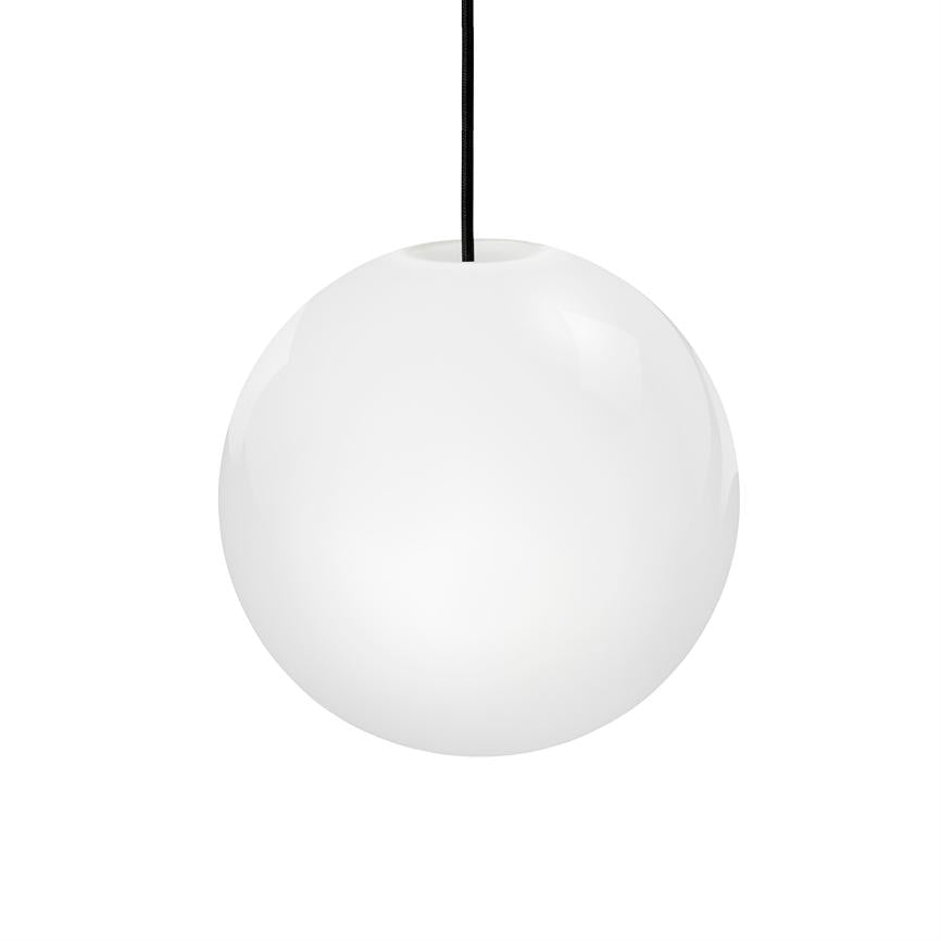 En hvid, kugleformet pendellampe hænger i en sort stofbeklædt ledning; lampen er mat-glinsende og svæver midt på en ensartet, hvid baggrund.