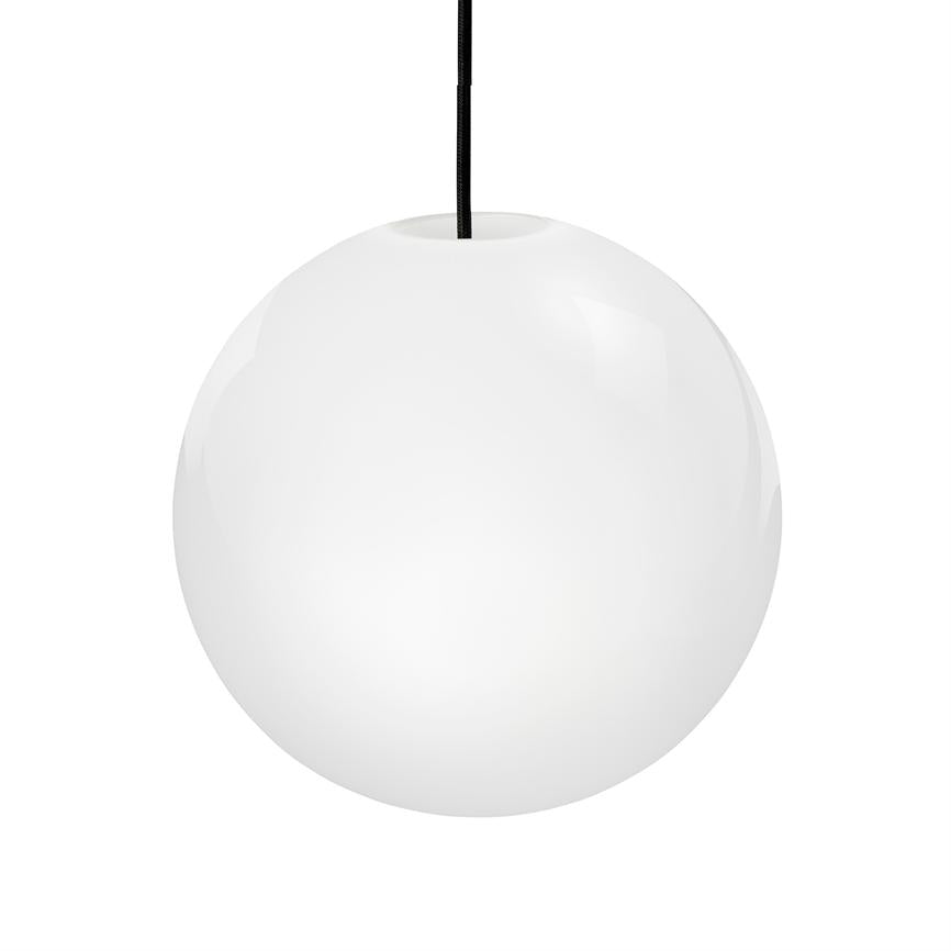 Hvid kugleformet pendel med glansfuld overflade hænger i en sort ledning mod en ensfarvet hvid baggrund.