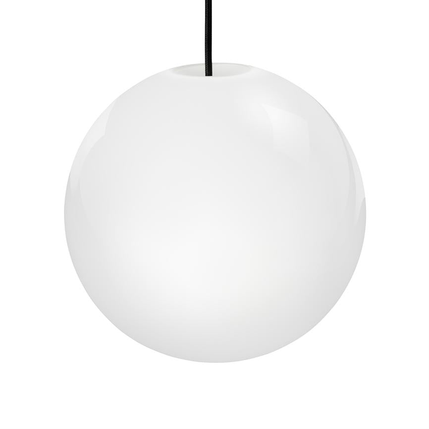 En hvid, blank kugleformet pendel hænger i en sort ledning; lampen er glat og reflekterer blødt lys mod en hvid baggrund.