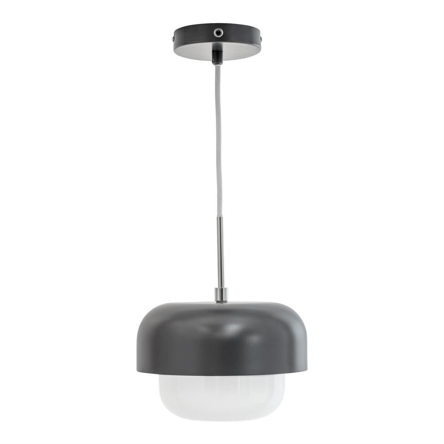 Loftslampe med mørkegrå, rund kuppel og hvid opal glaskuppel hænger i en tynd stofbeklædt ledning med kromstang, mod en neutral hvid baggrund.