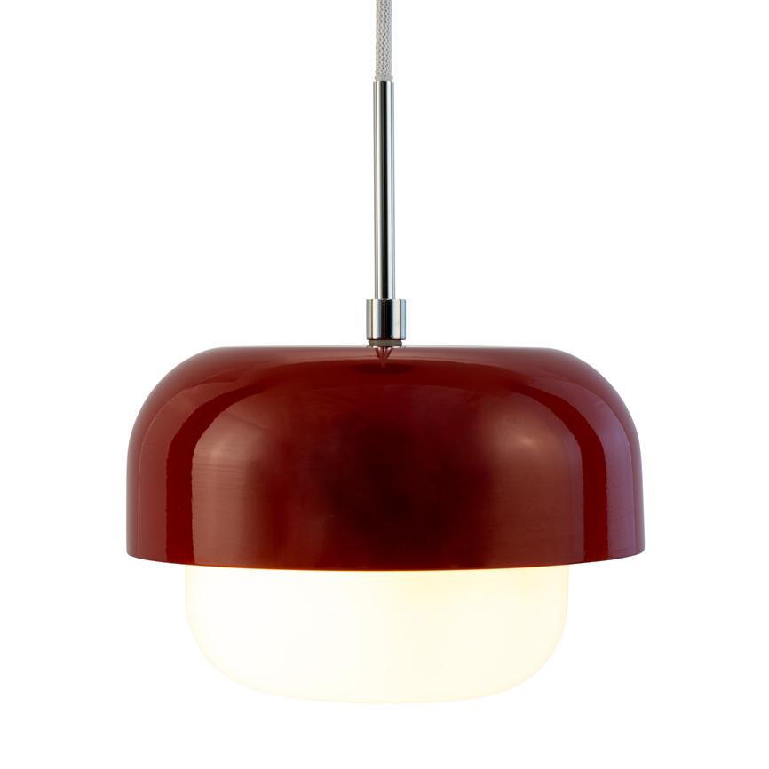 Rød rund loftslampe hænger i kromstang og udsender blødt, varmt lys fra en hvid oval diffuser mod en neutral hvid baggrund.
