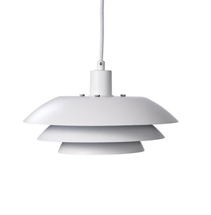 En hvid loftslampe hænger fra et stofindpakket kabel; tre lagdelte, flade skærme af metal skaber et moderne, minimalistisk udtryk mod en ensartet hvid baggrund.