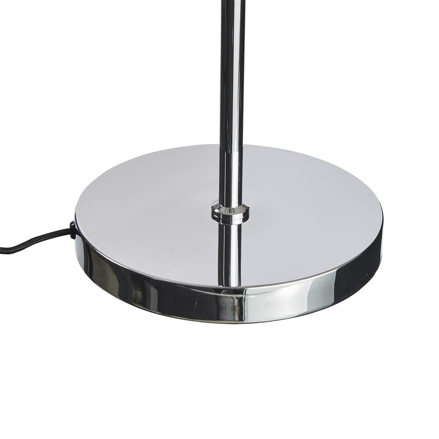 Rund krom lampefod bærer en opret kromstang, med sort stofledning der løber ud til venstre, placeret mod en ren hvid baggrund.