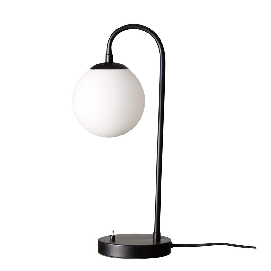 Bordlampe med mat hvid kugleskærm, som hænger fra en buet sort arm over en rund sort fod; står mod en ensartet hvid baggrund.