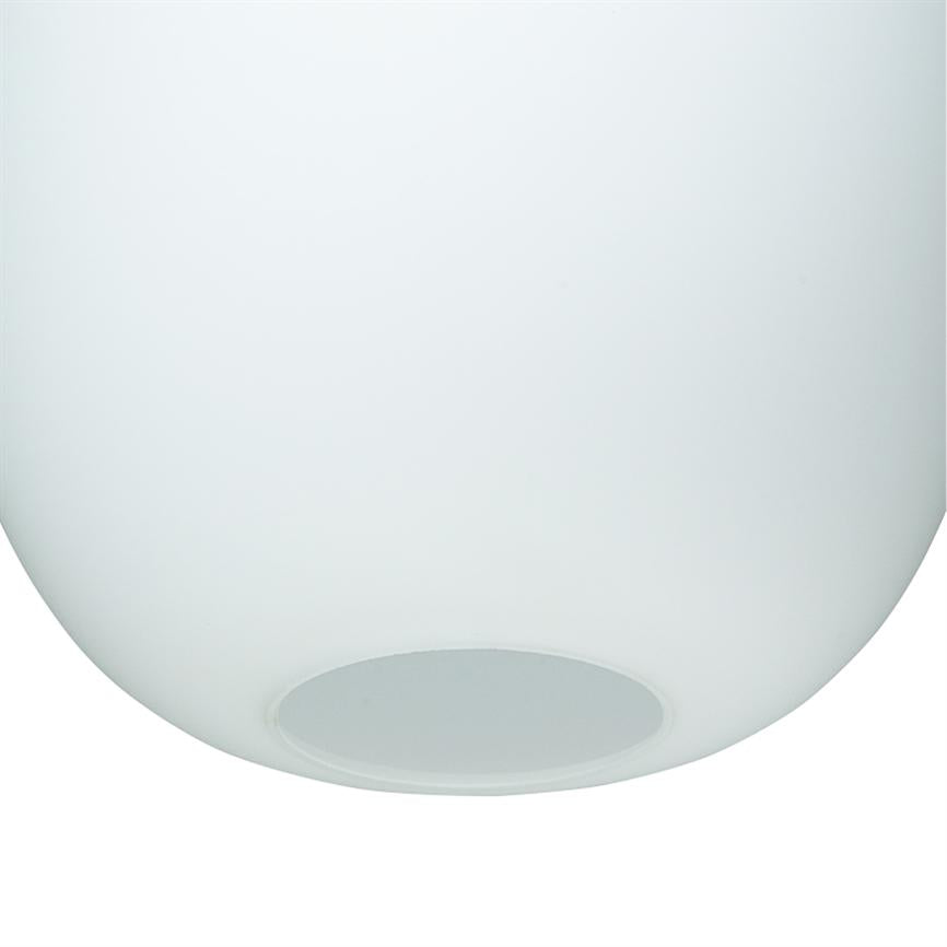 Hvid, sfærisk lampeskærm ses tæt på; den hænger med en cirkulær åbning i bunden mod en neutral, lys baggrund.