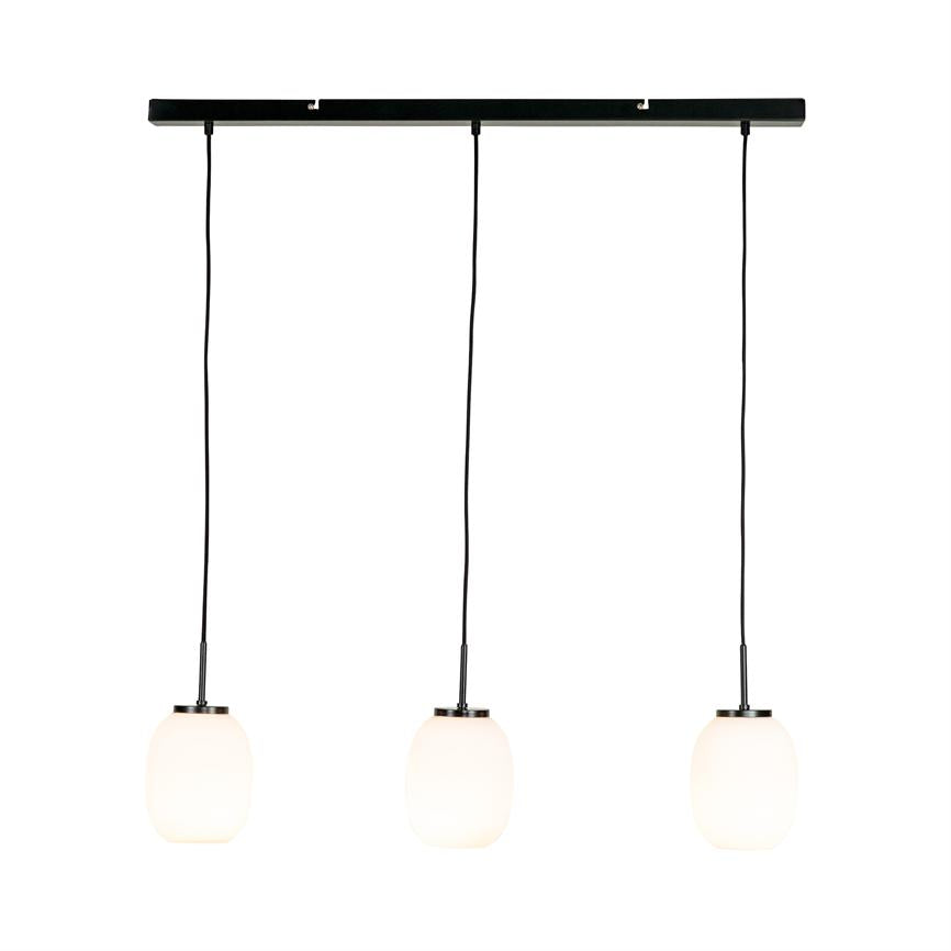 Tre hvide glaspendler hænger i sorte ledninger fra en sort loftskinne over en hvid baggrund, jævnt fordelt og tændte med blødt, varmt lys.